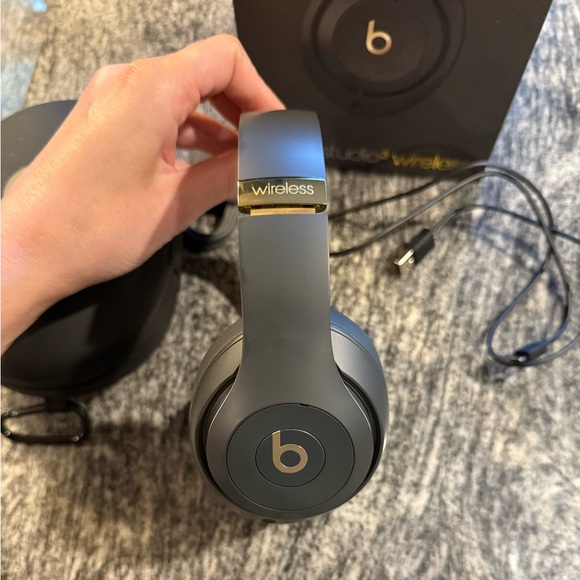 Studio3 Wireless Over-Ear Headphones - Gray and Gold - Picture 5 of 10